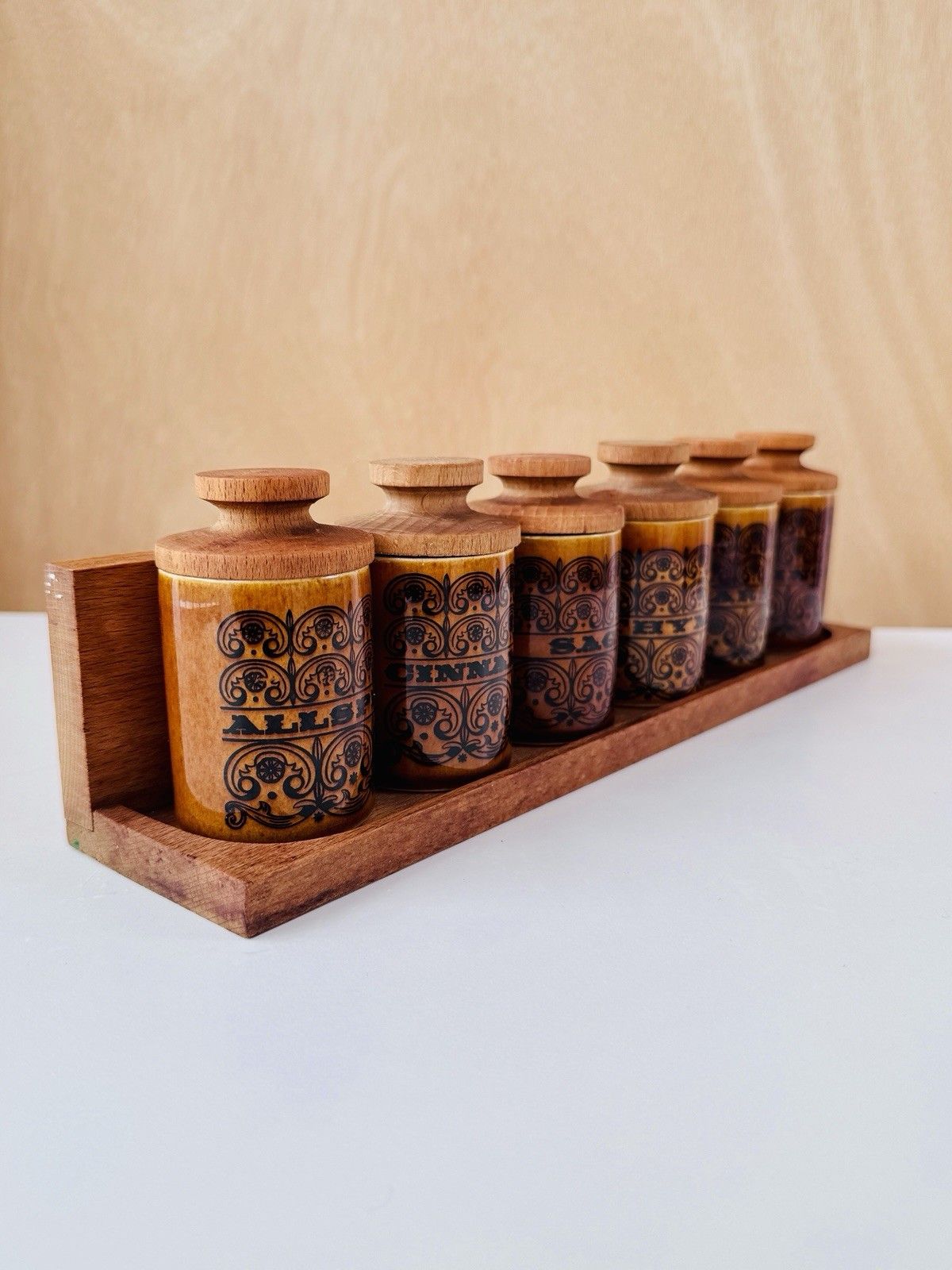 1960s Hornsea Pottery Scroll 6 Spice Jars With Turned Stoppers & Wooden Rack photo 75.0