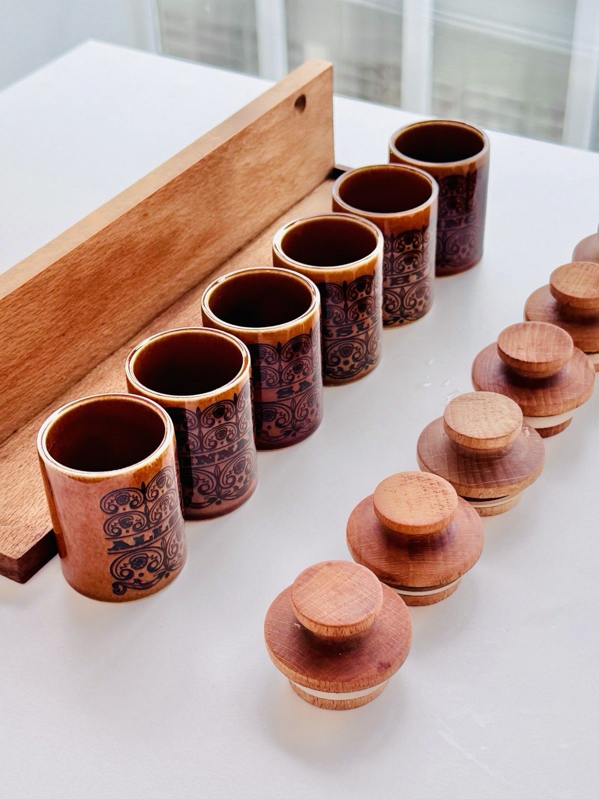 photo vinterior 1960s Hornsea Pottery Scroll 6 Spice Jars With Turned Stoppers & Wooden Rack