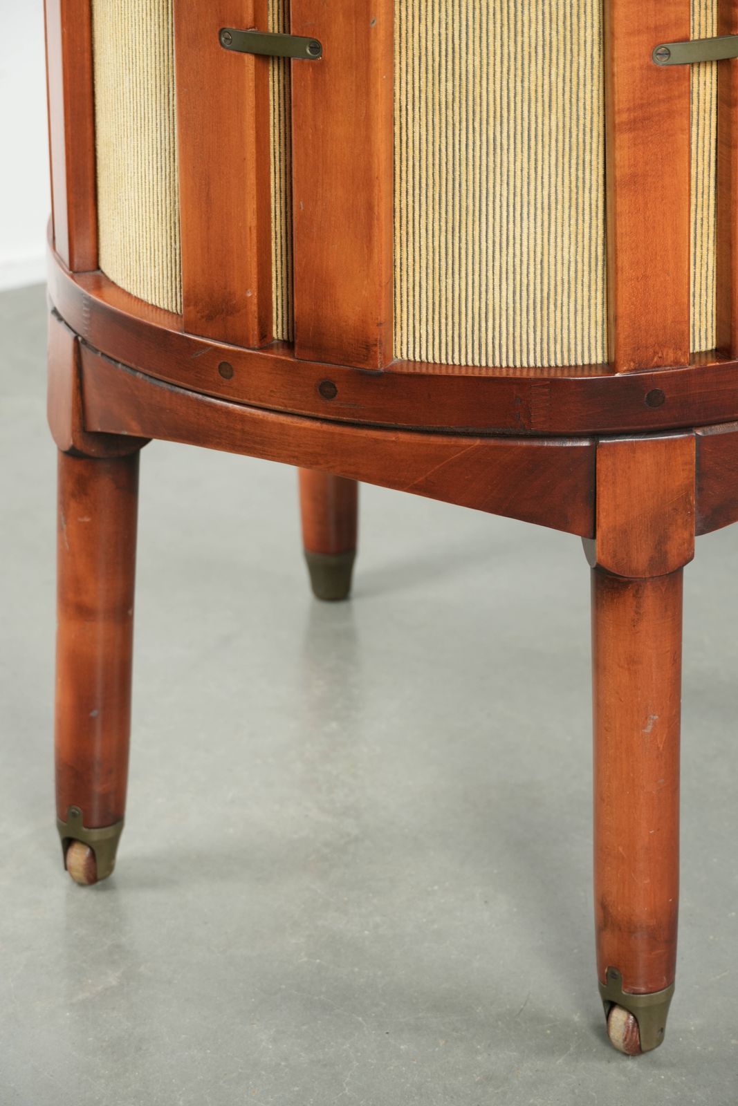 466.0 Schuitema Design Eetkamerstoel/Bureaustoel Uit De Shaker Serie, Met Houten Frame En Gele Stoffen Bekleding. photo