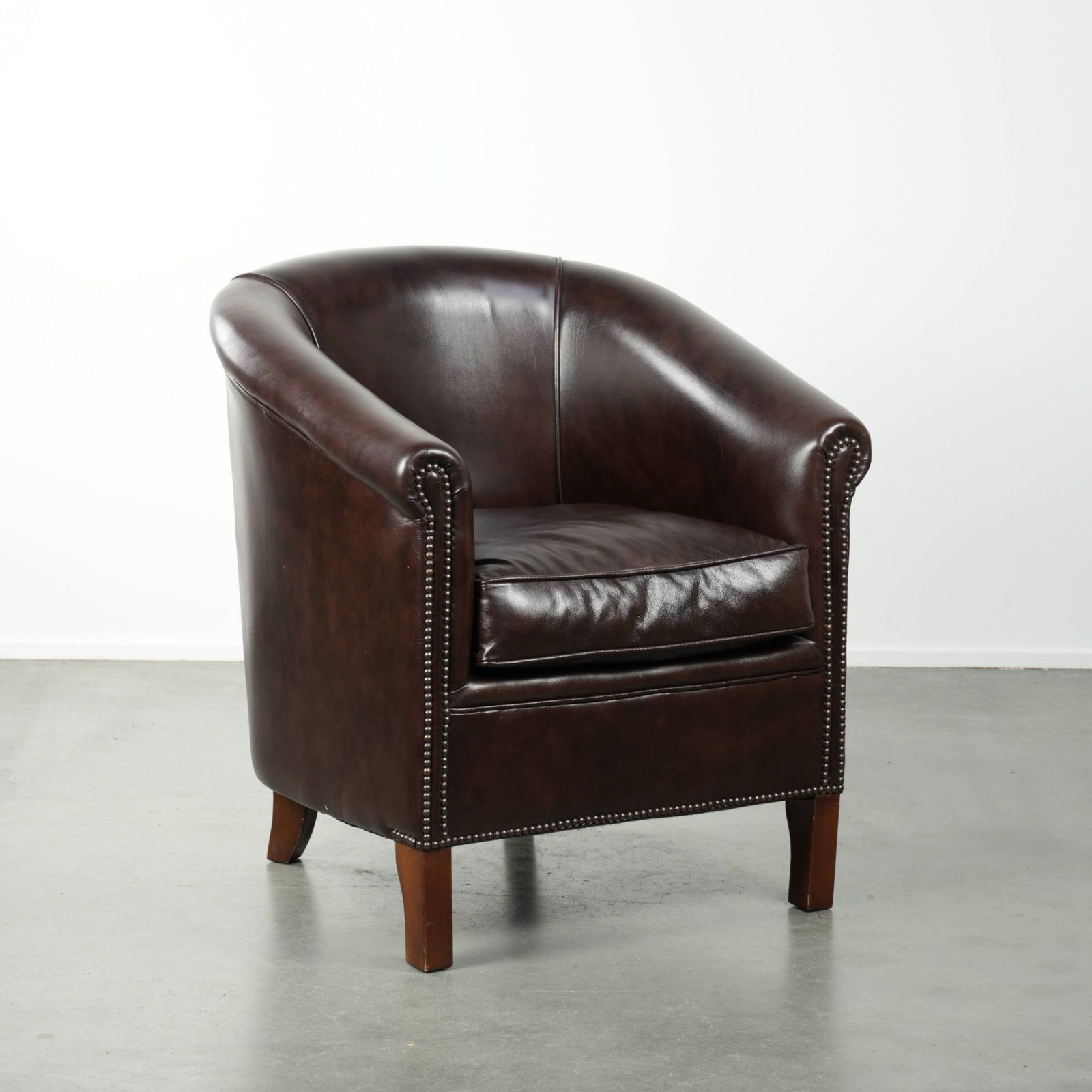 Dark Cowhide Club Armchair In Good Condition With A Timeless And Stylish English Style Design.