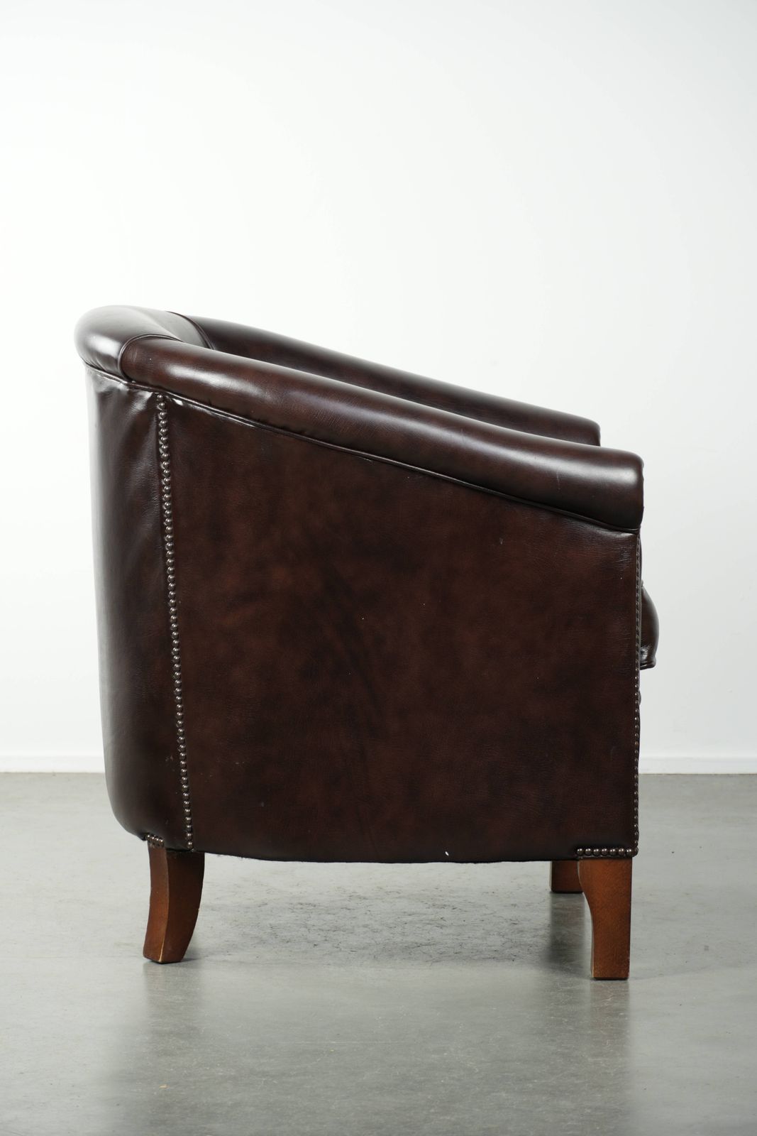 Dark Cowhide Club Armchair In Good Condition With A Timeless And Stylish English Style Design. photo for sale