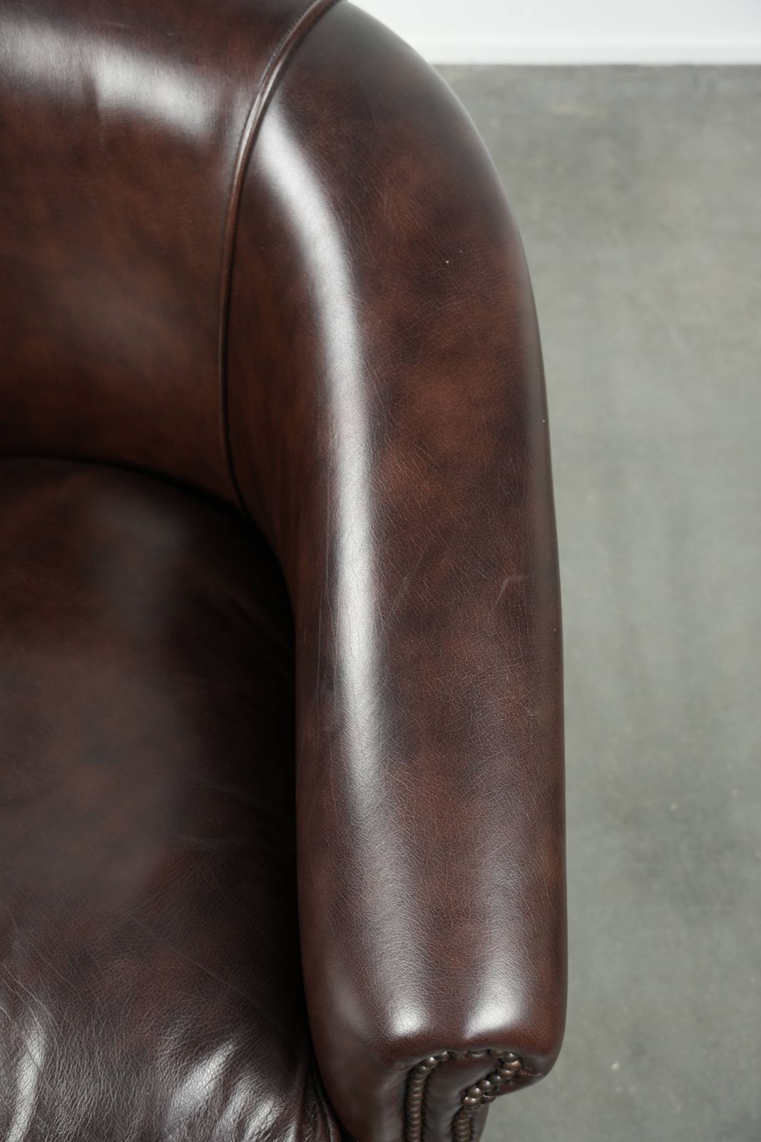 Dark Cowhide Club Armchair In Good Condition With A Timeless And Stylish English Style Design. photo vintage