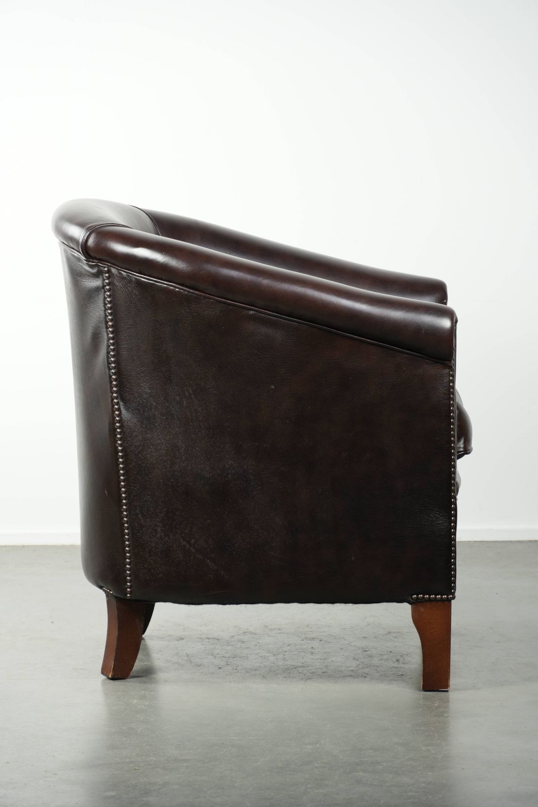 Donkere Koehuid Club Fauteuil Met Tijdloos Engels Design, Goede Staat photo for sale