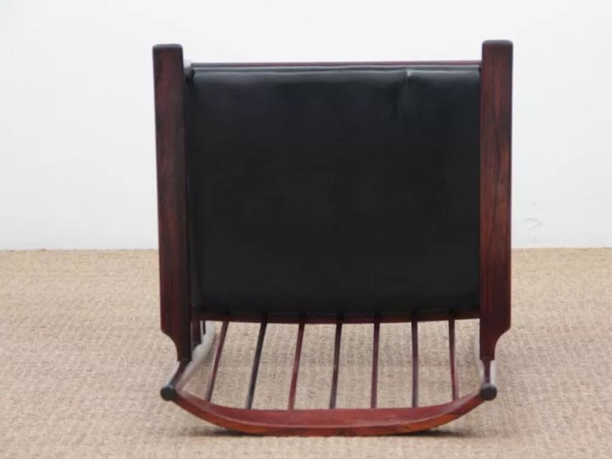 photo furniture Paire de fauteuils et table d'appoint danois en palissandre et cuir, par Arne Vodder pour Sibast, 1960.