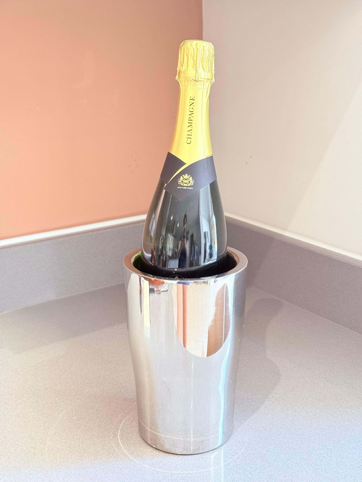 Seau à champagne moderniste en acier inoxydable / refroidisseur à vin, décoration intérieure moderne, idée cadeau photo for sale