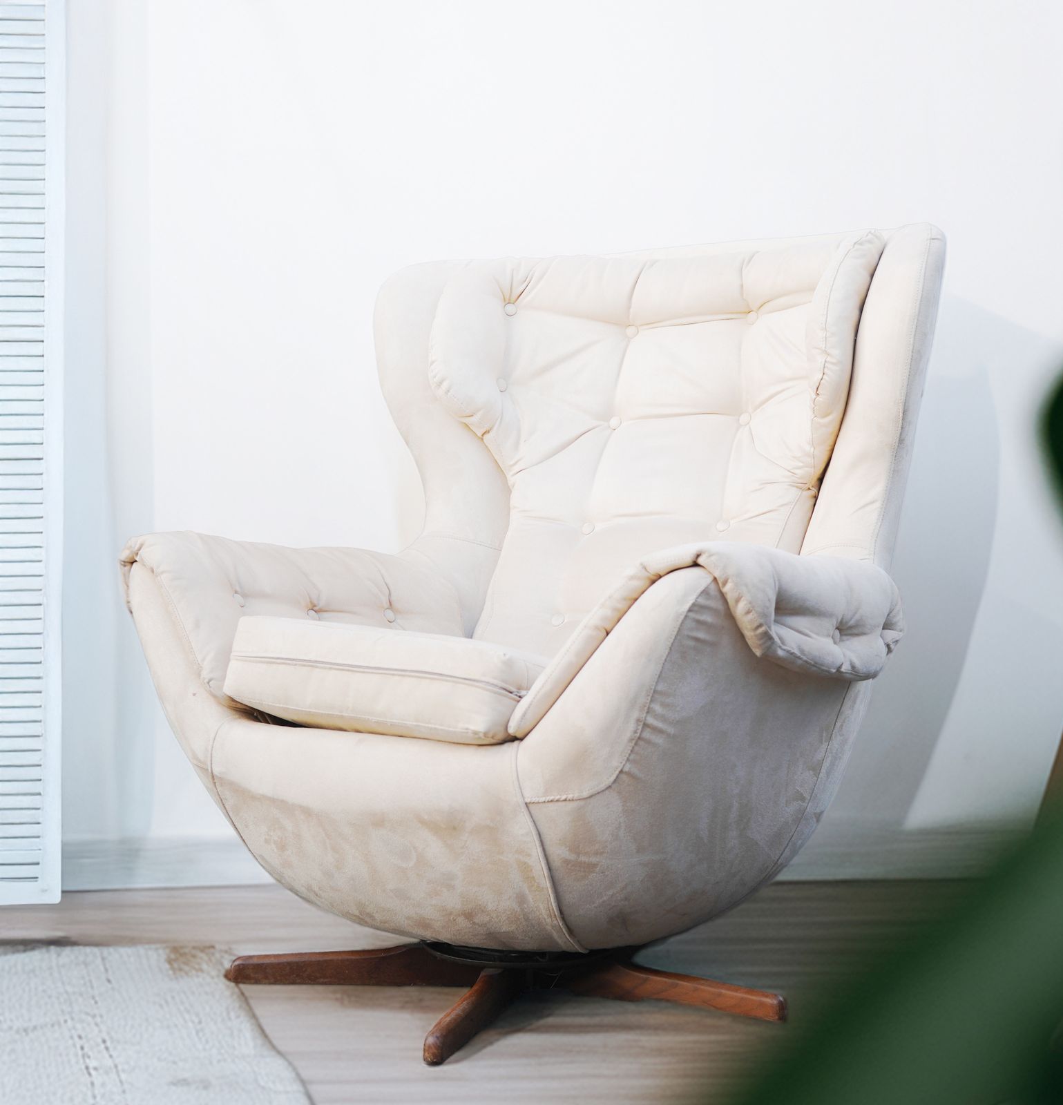Mid Century Teak And Cream Suede Leather Swivel Chair In The Style Of Parker Knoll Statesman, 1960s