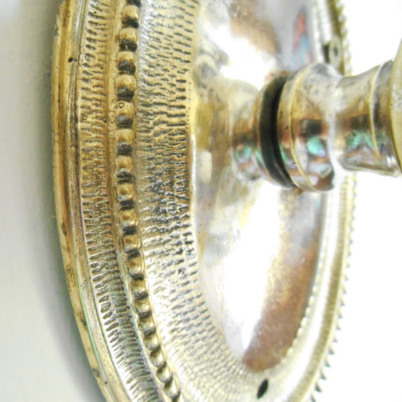 photo vintage Antieke vernikkelde wandlamp met een geslepen glazen eikelvorming kap