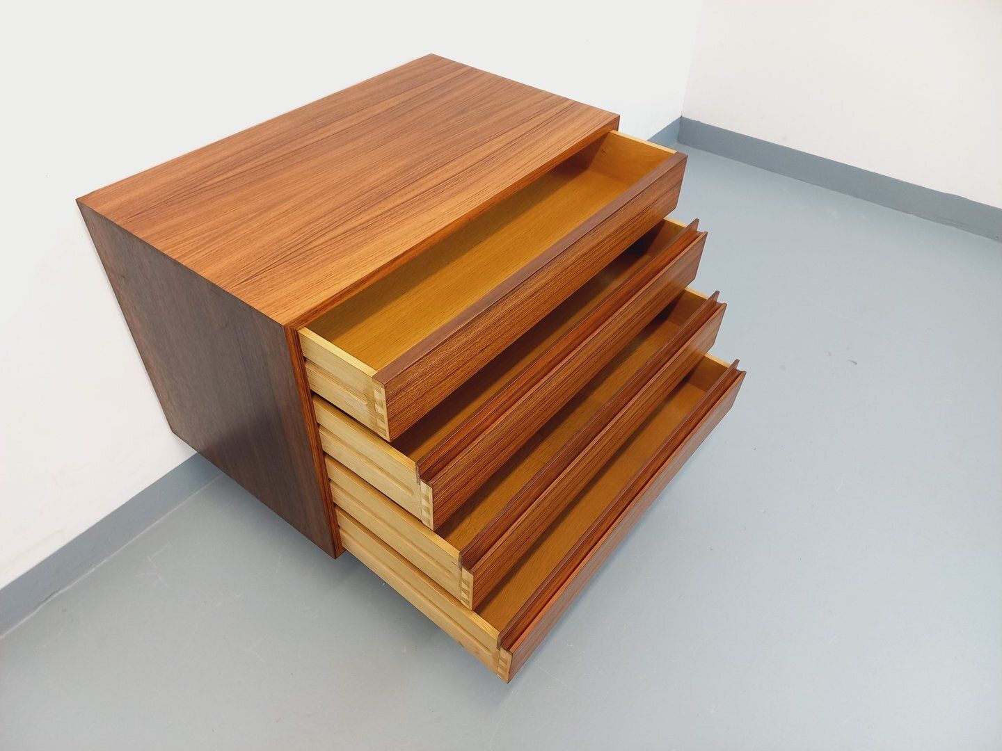Modernist Scandinavian Chest Of Drawers In Rosewood And Metal photo 1062.0