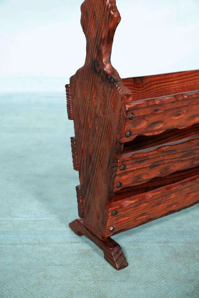 photo furniture Spaans Leesrek Jaren 1970, Gesneden Brutalist Tijdschriftenrek.
