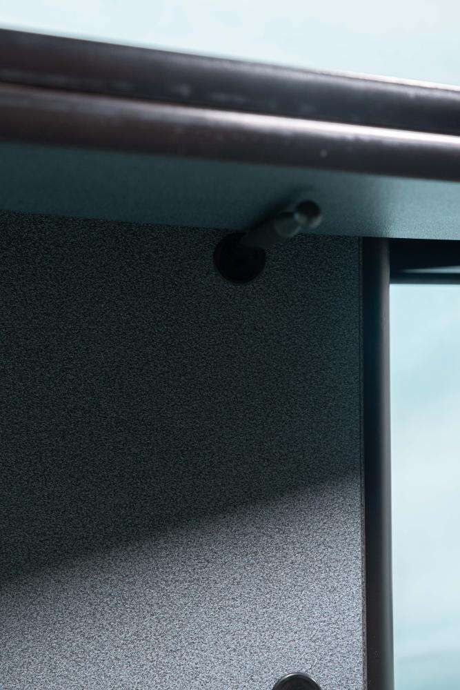 photo vinterior Postmodern Eettafel Hennie De Jong, Minimalistische Eettafel.