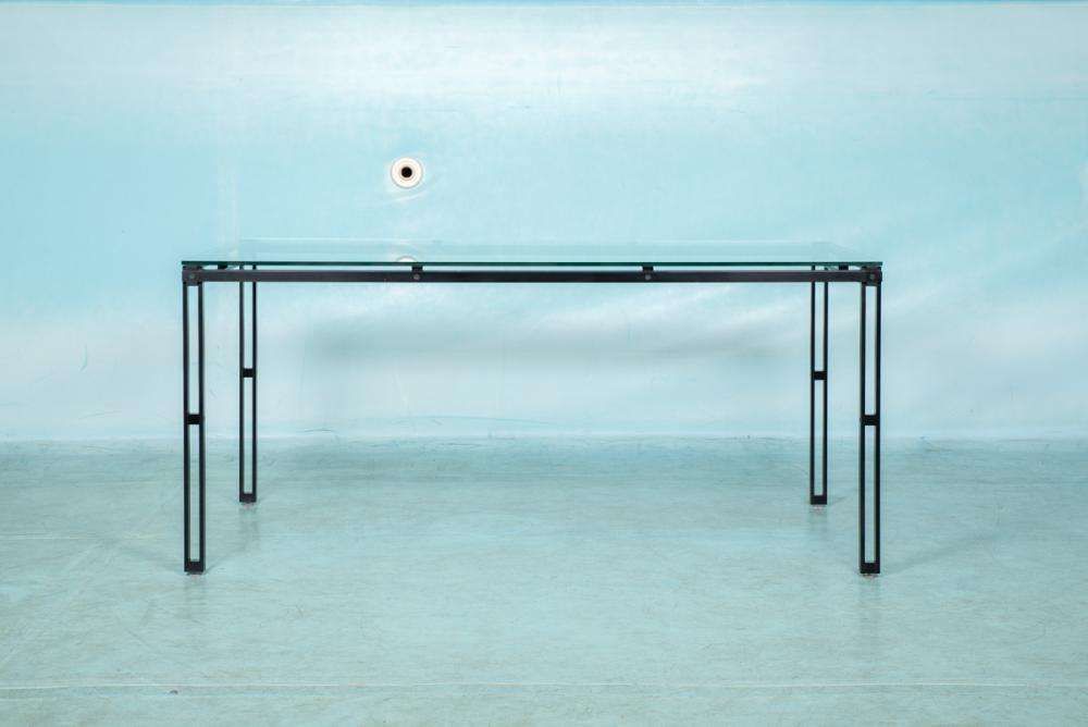 photo furniture Minimalistische Glazen Eettafel Met Metalen Onderstel, Mid Century Modern Jaren 1980