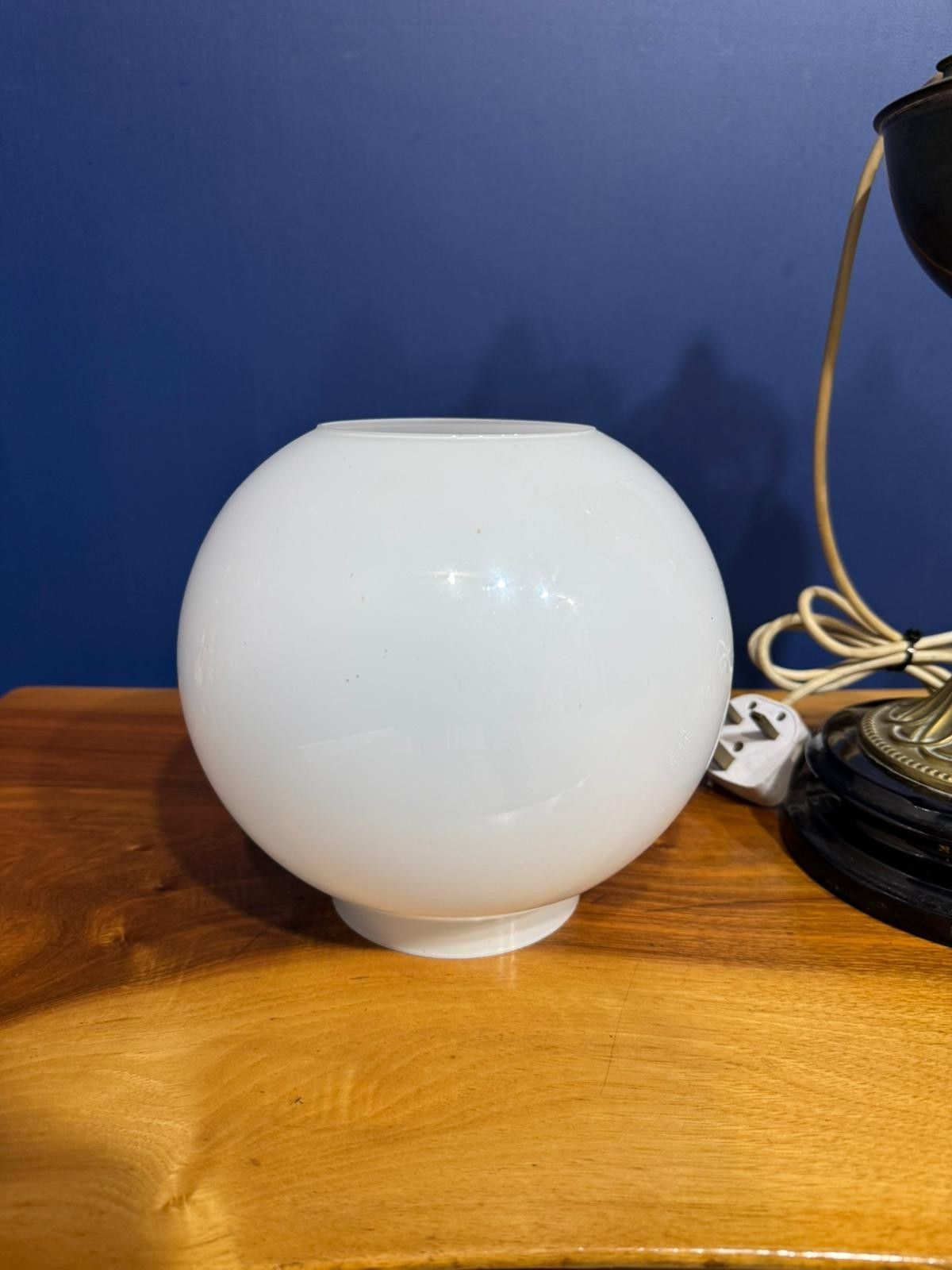 Victorian Brass Oil Lamp Light Antique Glass Shade Electric Round White photo vinterior