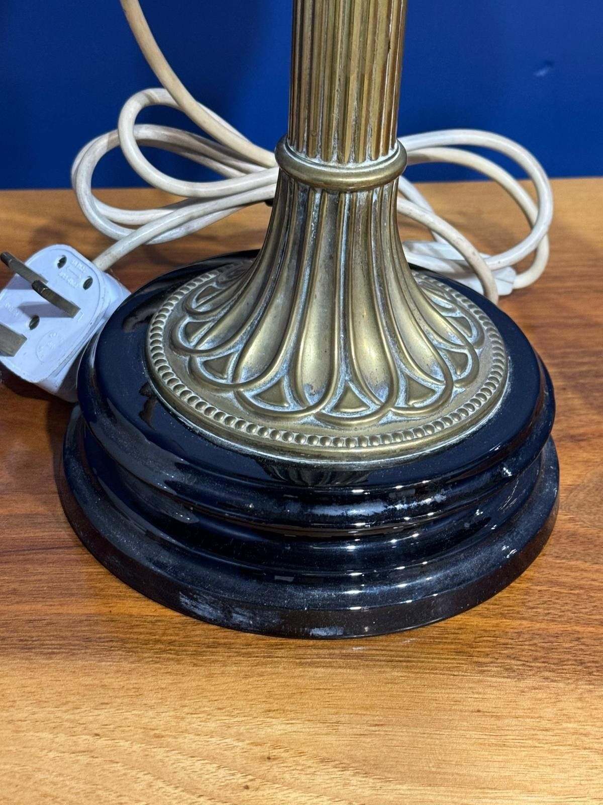 photo furniture Victorian Brass Oil Lamp Light Antique Glass Shade Electric Round White