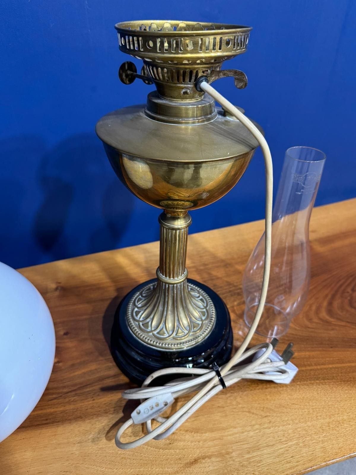 70.0 Victorian Brass Oil Lamp Light Antique Glass Shade Electric Round White photo