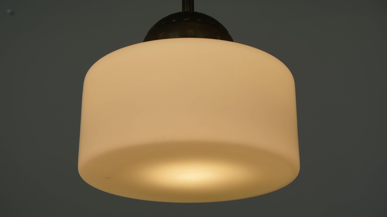 Klassieke Vintage Hanglamp Met Glas En Messing photo vintage