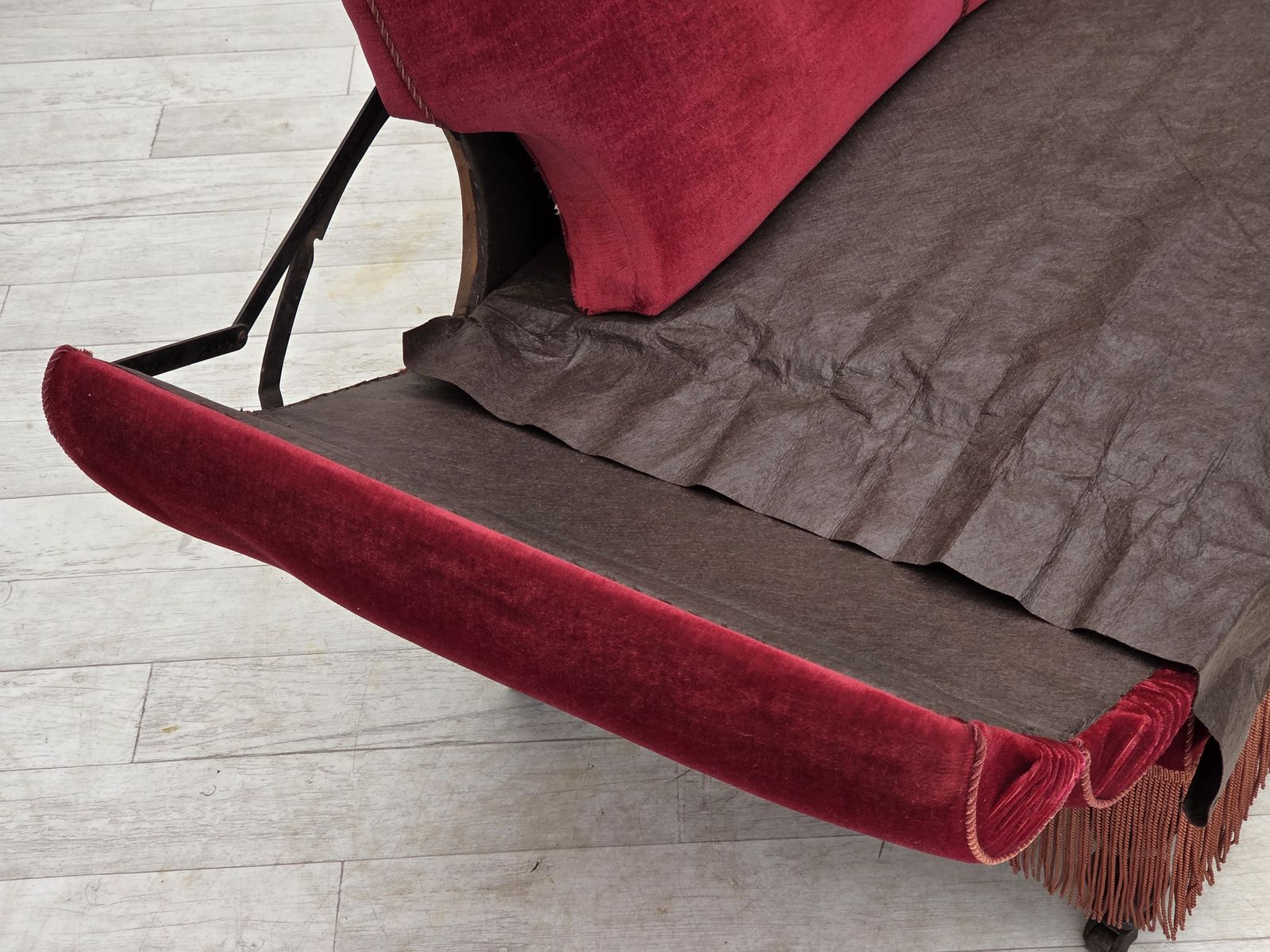 photo for sale Ca. Jaren 1950, Deense 2 Zits Sofa Met Neerklapbare Armleuningen/Rugleuning, Kersrood Meubelvelours.