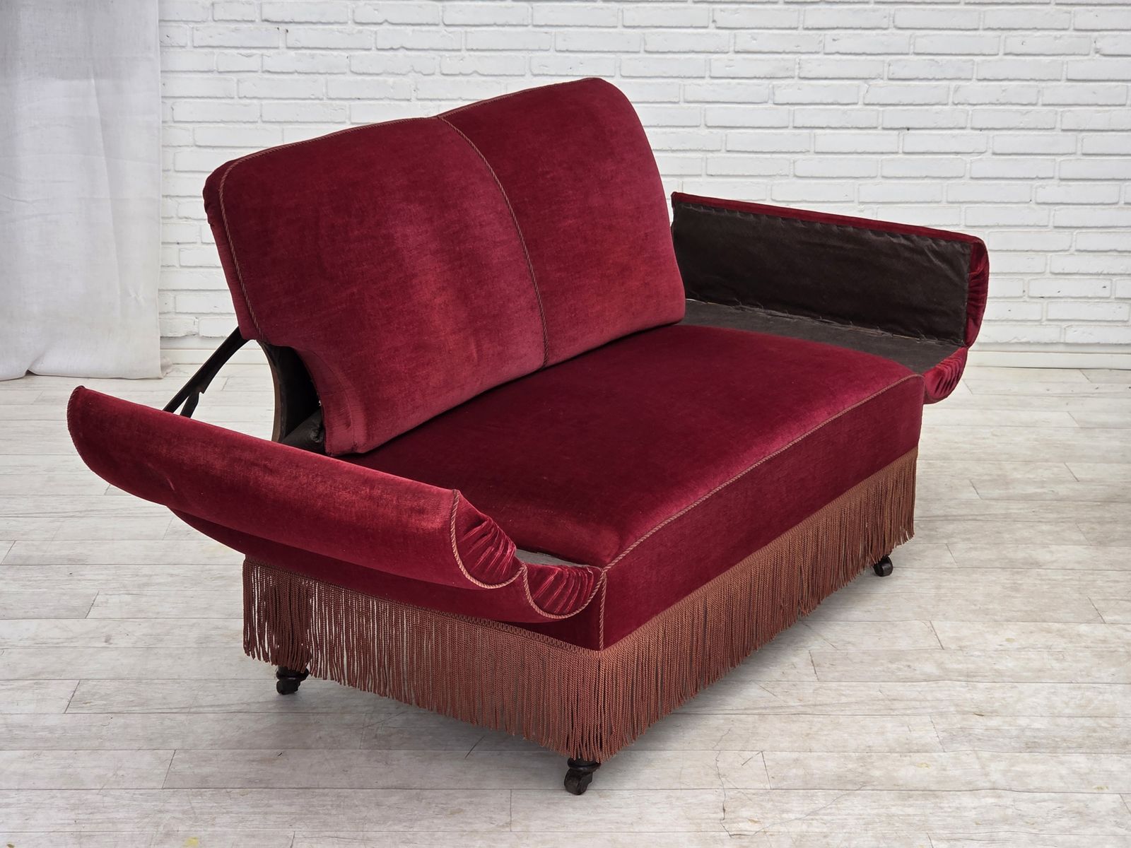 1870.0 Ca. Jaren 1950, Deense 2 Zits Sofa Met Neerklapbare Armleuningen/Rugleuning, Kersrood Meubelvelours. photo