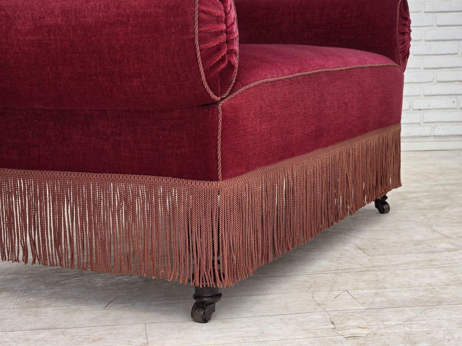 photo buy Ca. Jaren 1950, Deense 2 Zits Sofa Met Neerklapbare Armleuningen/Rugleuning, Kersrood Meubelvelours.