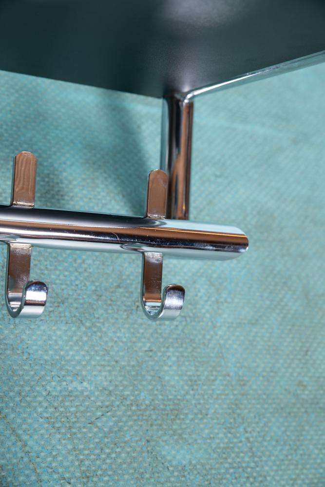 Minimalistische Kapstok Met Buizenframe Van Chroom – Jaren 1980 Memphis Stijl photo vinterior