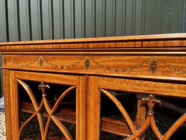 A Fine Quality Small Scale Late Victorian Satinwood & Marquetry Inlaid Collectors Cabinet photo vinterior