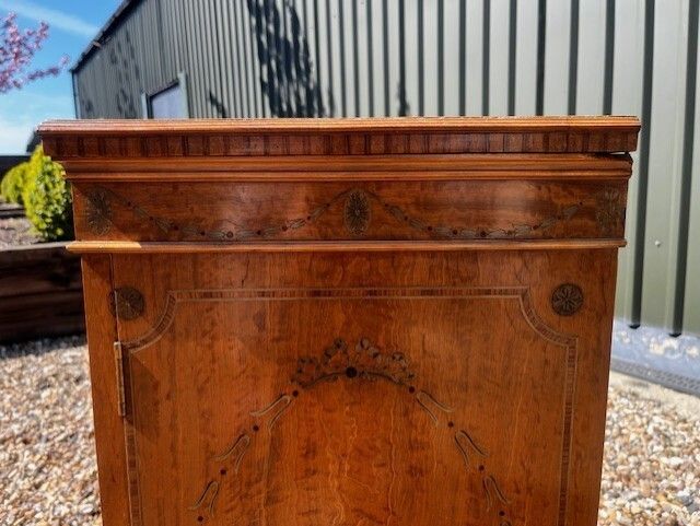 photo vinterior A Fine Quality Small Scale Late Victorian Satinwood & Marquetry Inlaid Collectors Cabinet