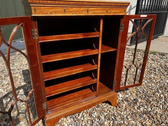 photo vintage A Fine Quality Small Scale Late Victorian Satinwood & Marquetry Inlaid Collectors Cabinet