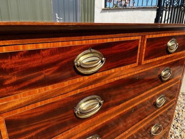 photo vinterior A Fine Quality Sheraton Revival Edwardian Period Mahogany Tall Chest.