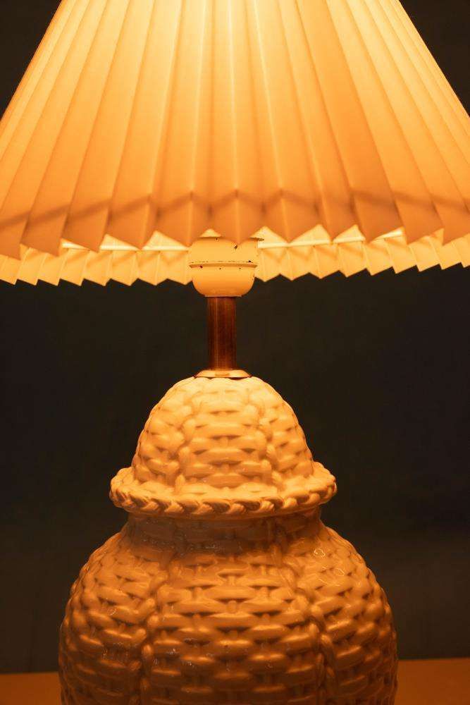 Vintage Tafellamp – Gevlochten Keramische Regency Tafellamp photo Verlichting