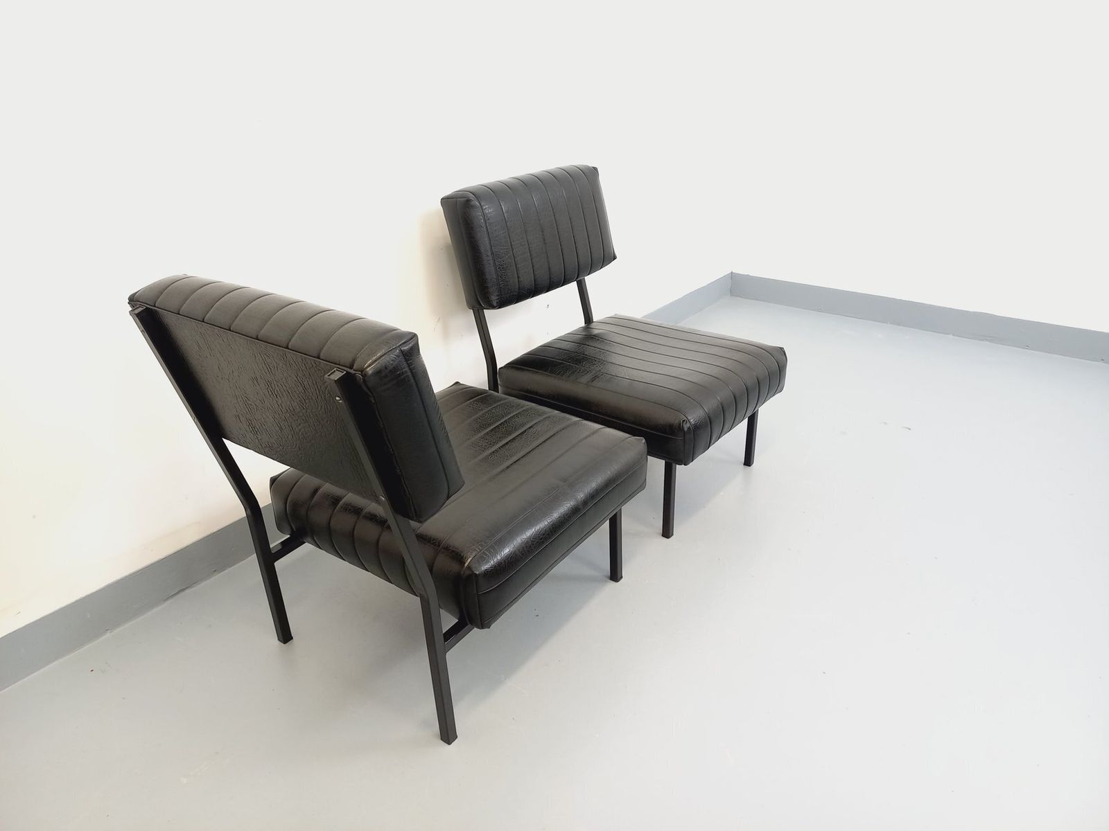 2 Modernist Armchairs In Black Imitation Leather And Metal photo 823.0