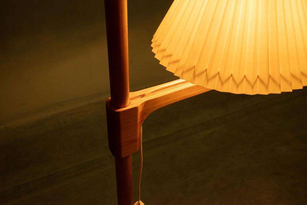photo vintage Minimalistische Carl Malmsten Vloerlamp – Grenen Vloerlamp, Zweden