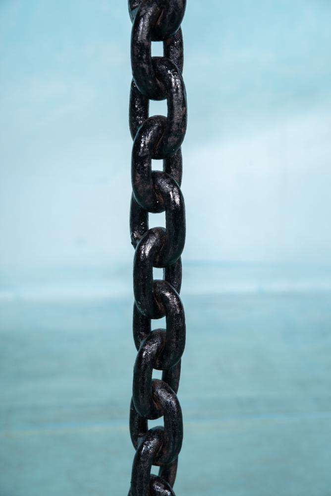 Brutalistisch Metalen Kandelaar, Minimalistische Ijzeren Kaarsenhouder photo Woonaccessoires