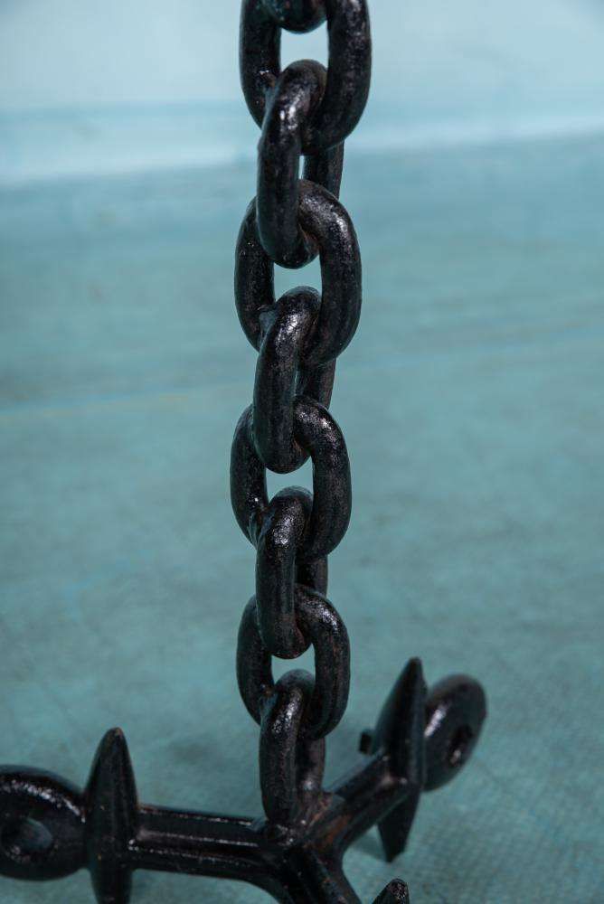 Brutalistisch Metalen Kandelaar, Minimalistische Ijzeren Kaarsenhouder photo 100.0