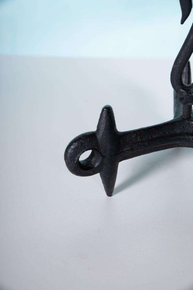 Brutalistisch Metalen Kandelaar, Minimalistische Ijzeren Kaarsenhouder photo buy