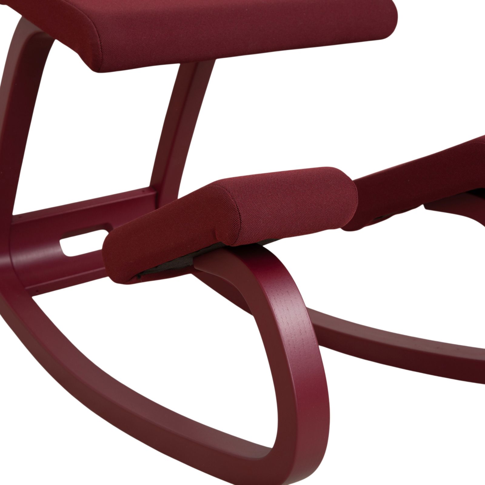 Tabouret à genoux Varier Monochrome en bois, revêtement tissu prune aubergine photo vinterior