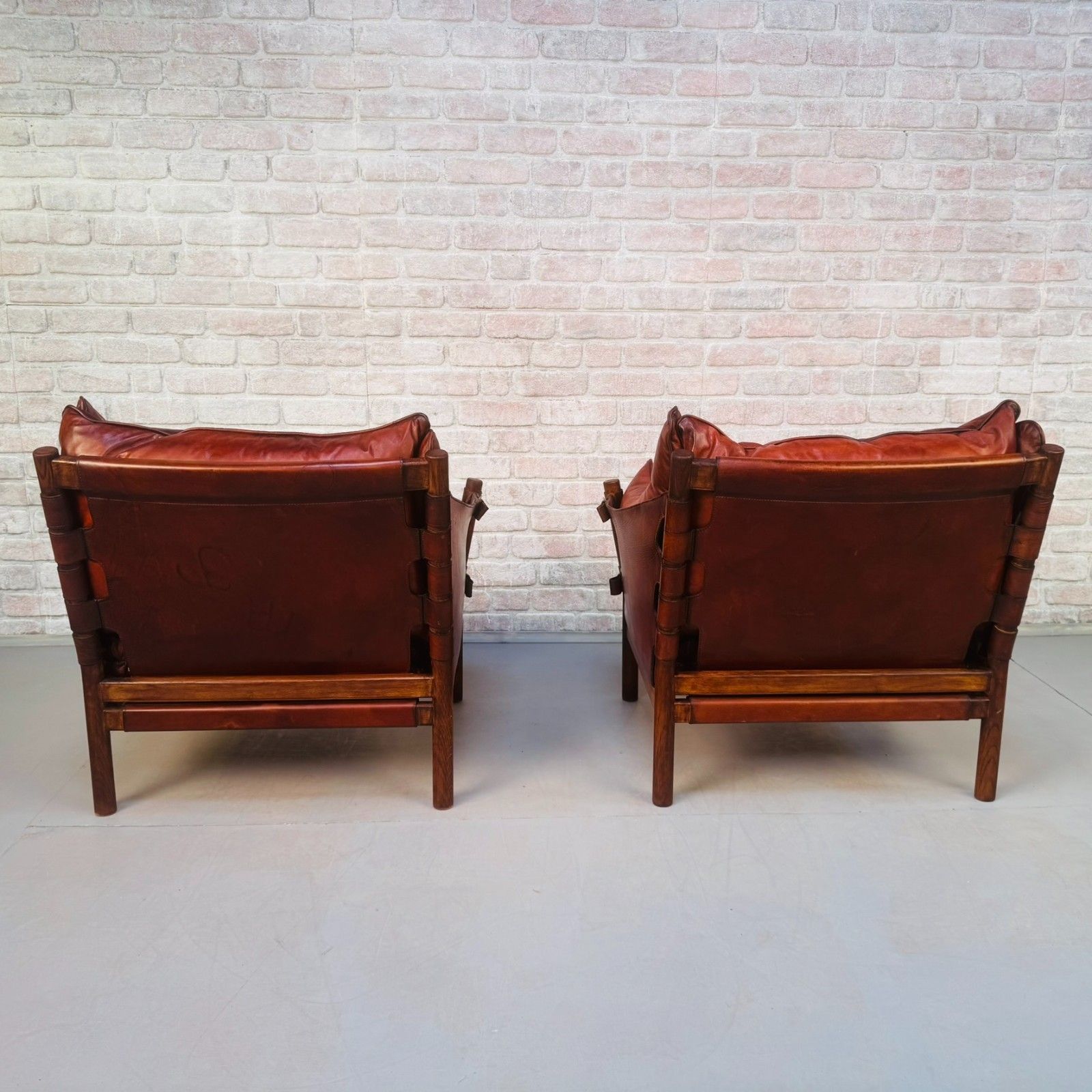 photo vintage Vintage Swedish 60s Arne Norell “Ilona” Tan Leather Sofa & Pair Of Safari Chairs