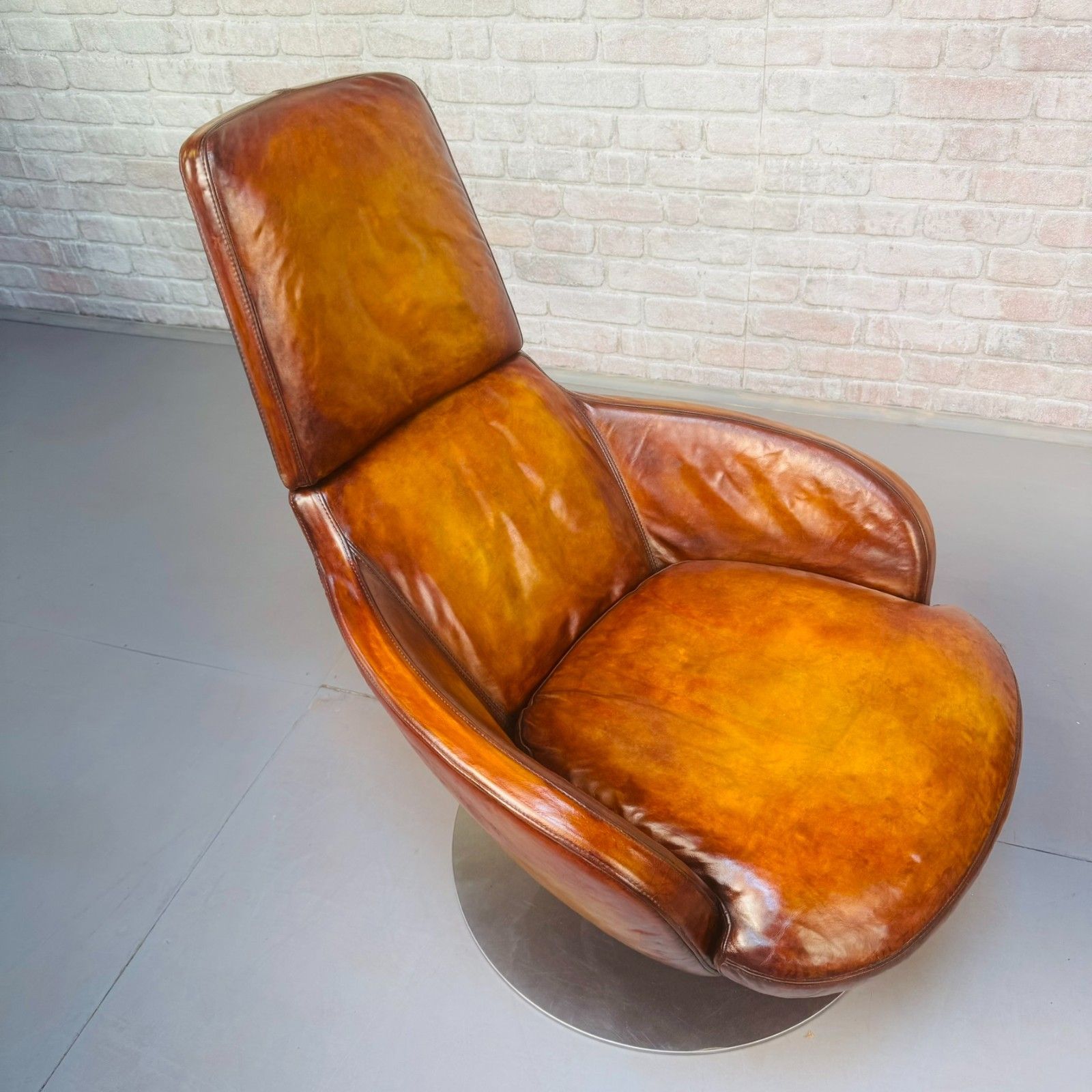 1953.0 Pair Of Vintage Italian Swivel Tan Leather Chairs photo