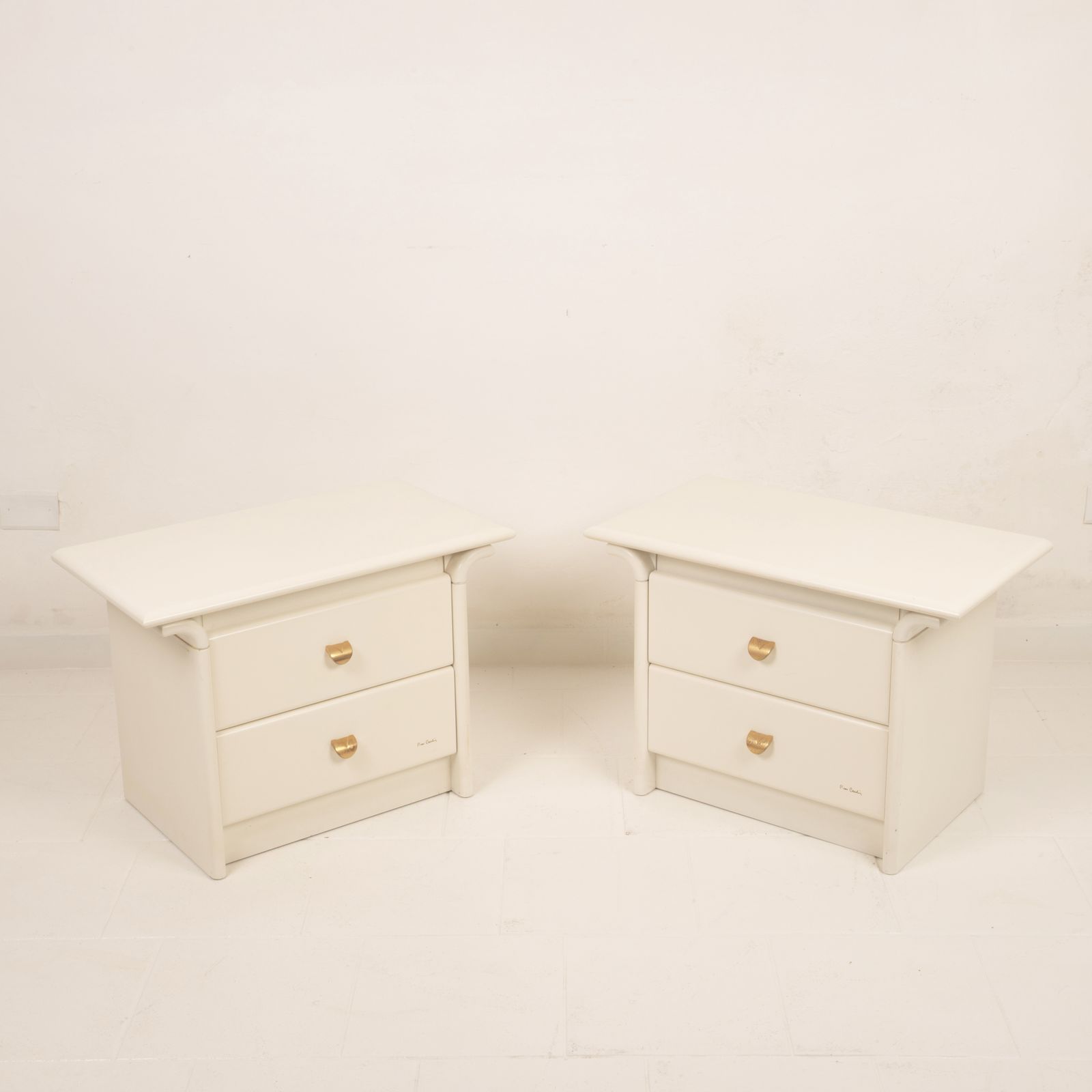 photo vinterior Pair Of Cream Lacquered Bedside Tables By Pierre Cardin, 1980