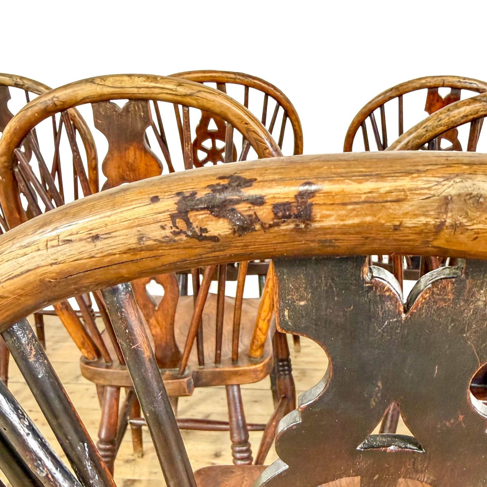 photo furniture Antique Set Of Seven Wheelback Kitchen Chairs | Kitchen Chairs | Dining Chairs | Oak Antiques | Farmhouse Seating