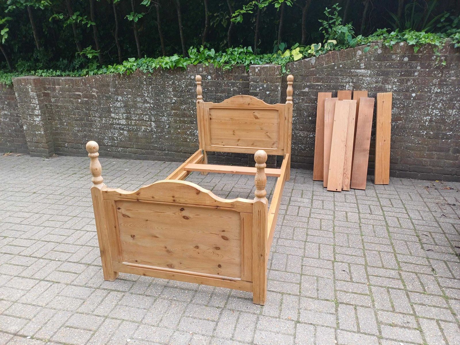 photo vintage Early 20th Century French Pine Bed Project Reclaimed Slats 3 Ft Frame Repair Needed Original Antique Wooden Bedstead