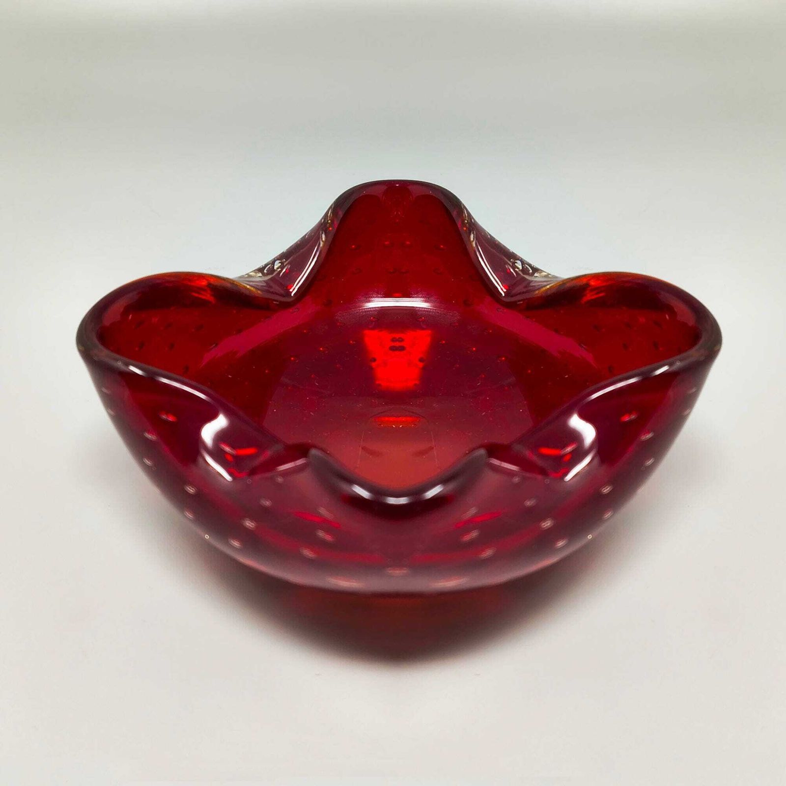 Cendrier ou vide-poche mid-century années 1960 en verre de Murano Bullicante rouge, par Flavio Poli photo furniture