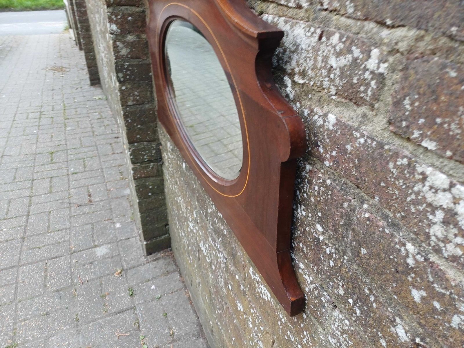 photo vinterior Shaped Antique Mahogany Wall Mirror With Inlaid Stringing, Bevelled Glass, Decorative Cornice