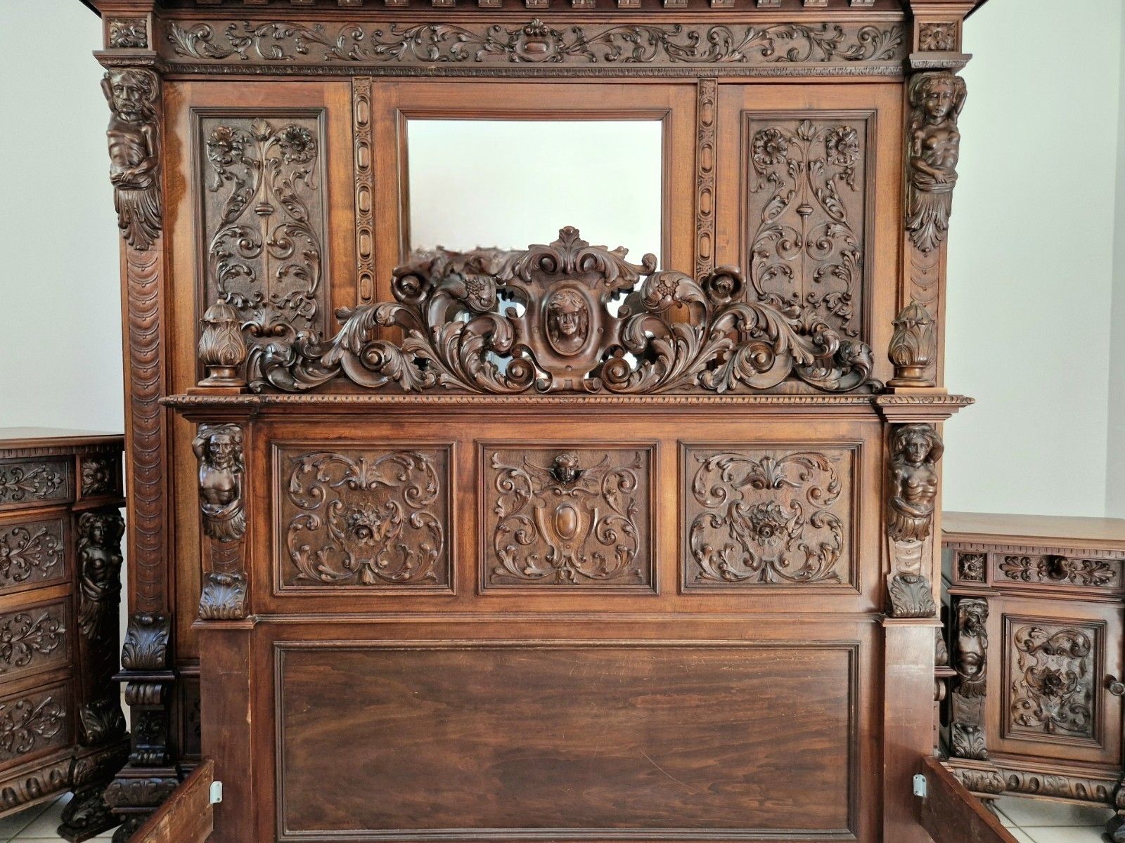 Antique Renaissance Bedroom Set King Size Bed Carved Walnut Italian Gothic Style photo Furniture