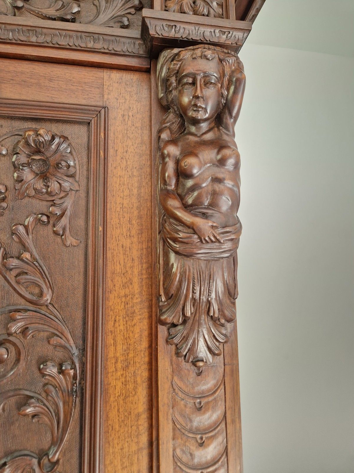 photo furniture Antique Renaissance Bedroom Set King Size Bed Carved Walnut Italian Gothic Style
