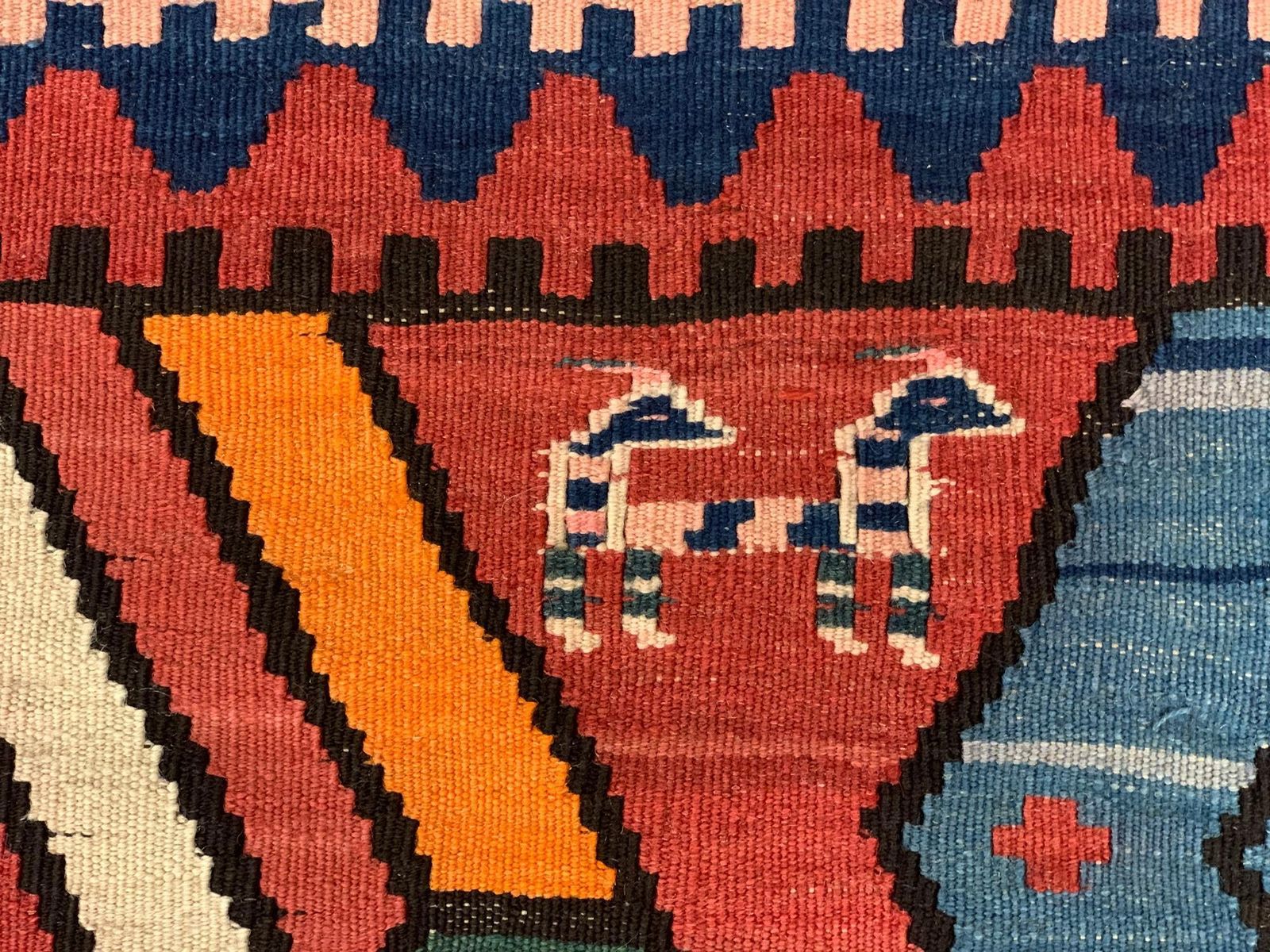 Antiek Kilim Tapijt Kaukasisch Wol Geometrisch Kelim met Dierenpatroon photo for sale