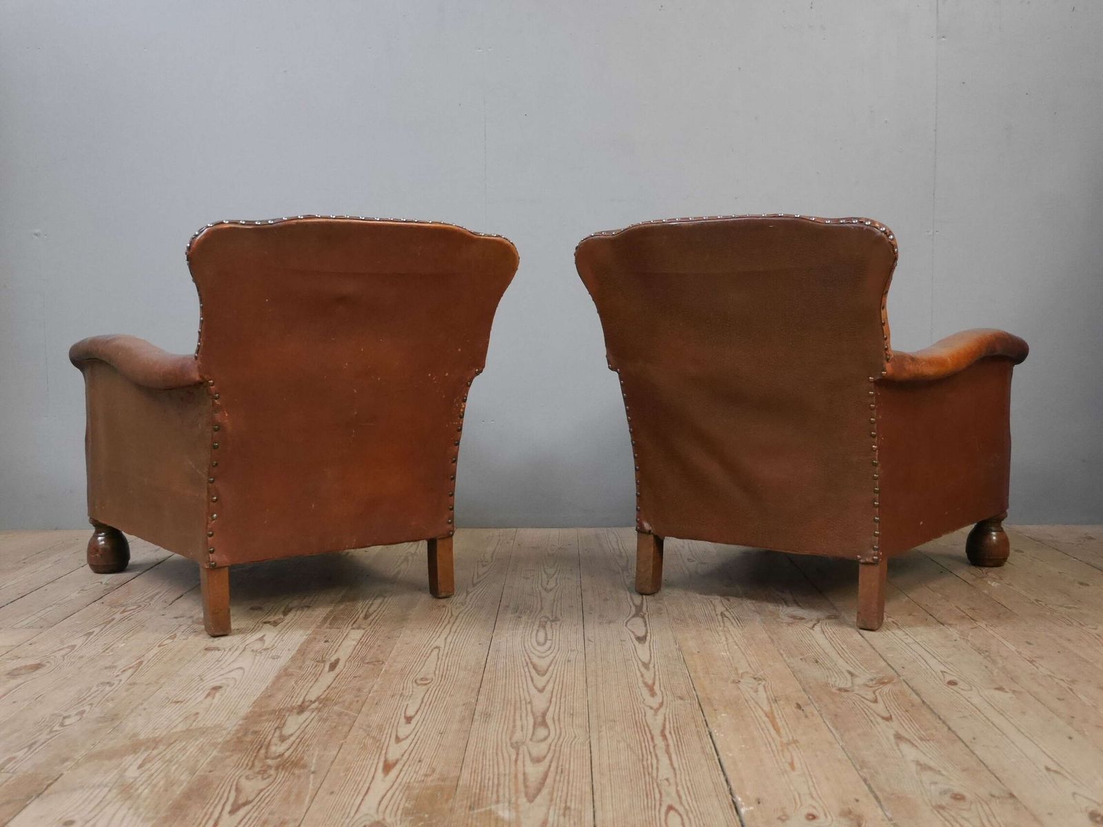 photo vinterior Pair Of Early 20th C English Leather Club Chairs