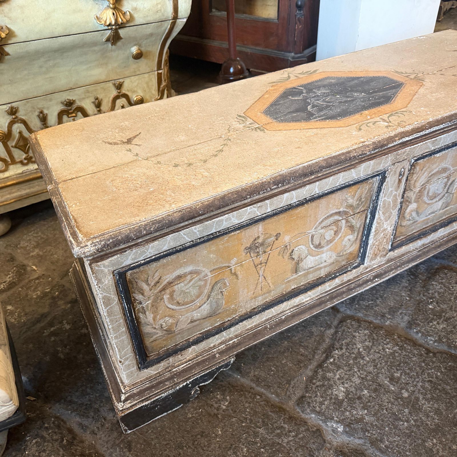 photo vintage 19th Century Neoclassical Revival Hand Painted Wood Italian Blanket Chest
