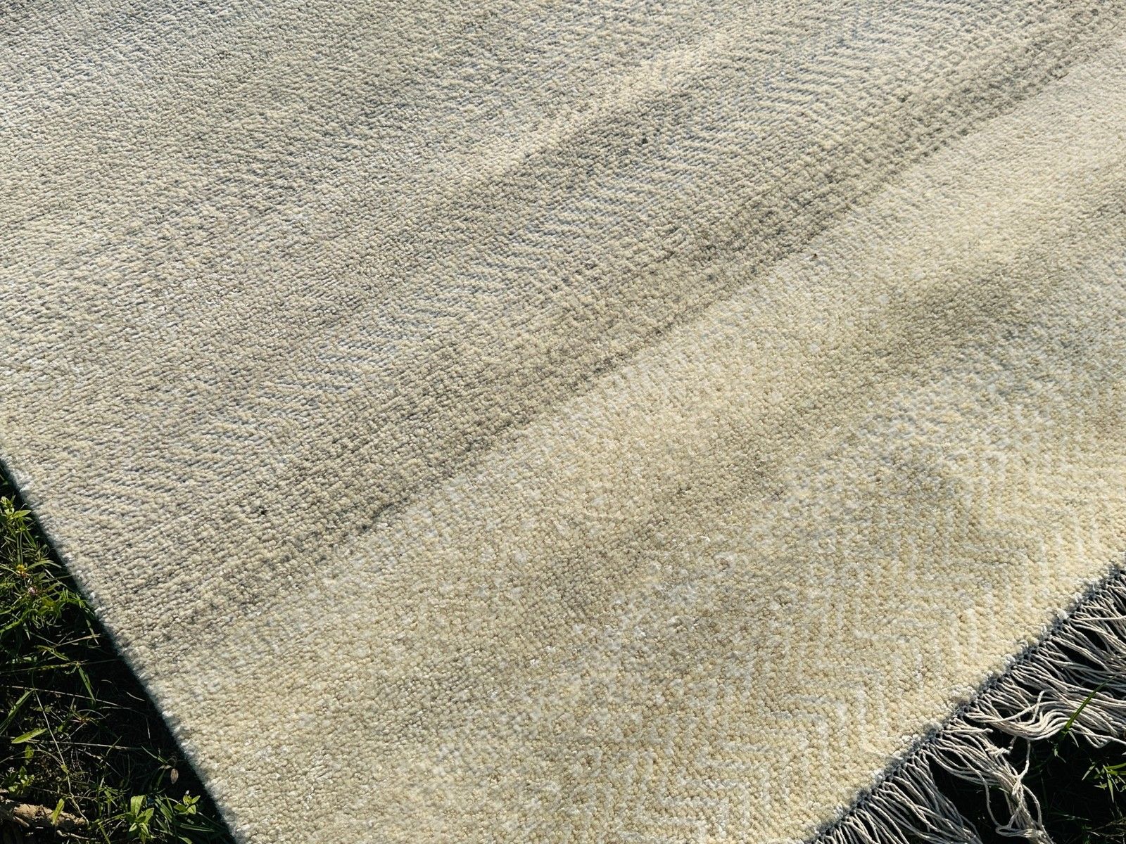 Tapis artisanal 245 x 305 cm (8 x 10 ft) minimaliste en ivoire, laine et bambou, noué à la main photo Textiles