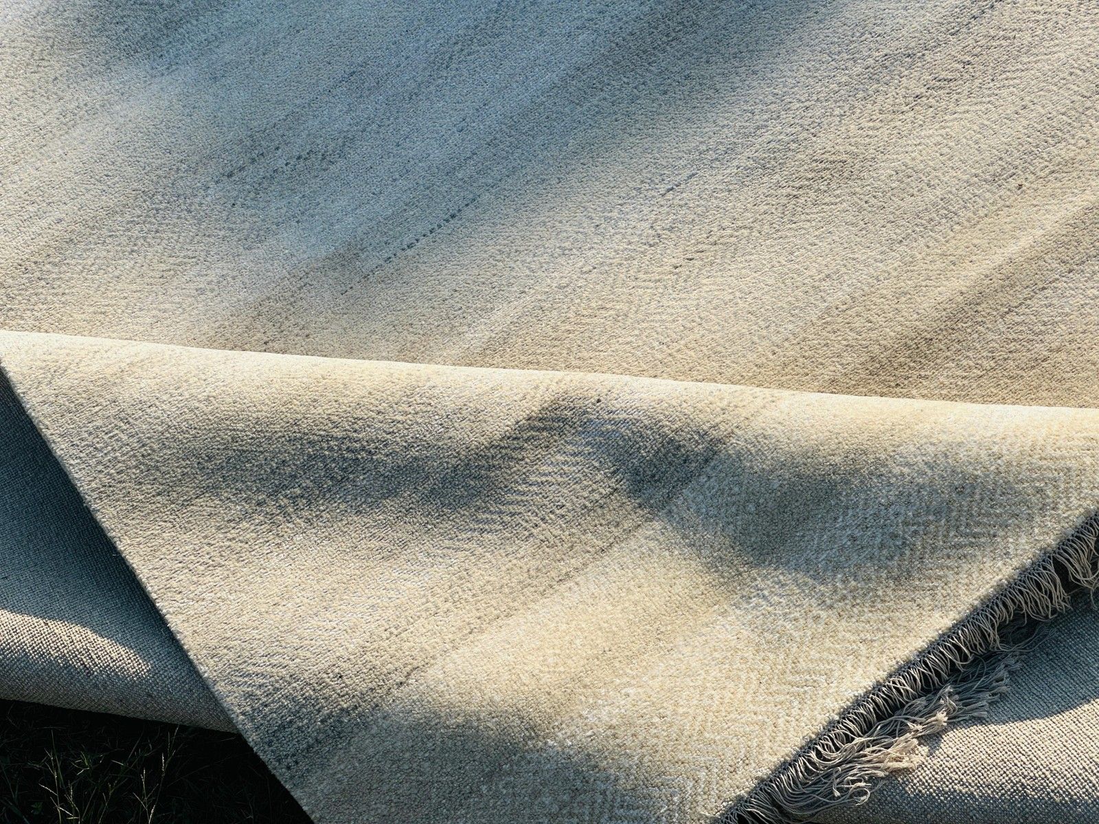 Tapis artisanal 245 x 305 cm (8 x 10 ft) minimaliste en ivoire, laine et bambou, noué à la main photo buy
