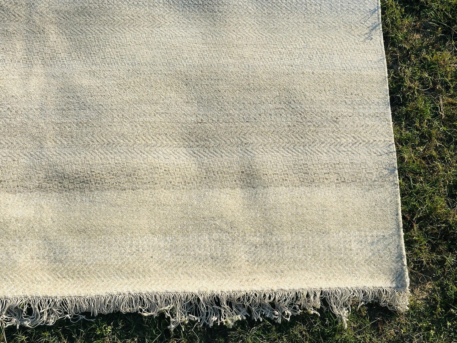 Tapis artisanal 245 x 305 cm (8 x 10 ft) minimaliste en ivoire, laine et bambou, noué à la main photo vintage