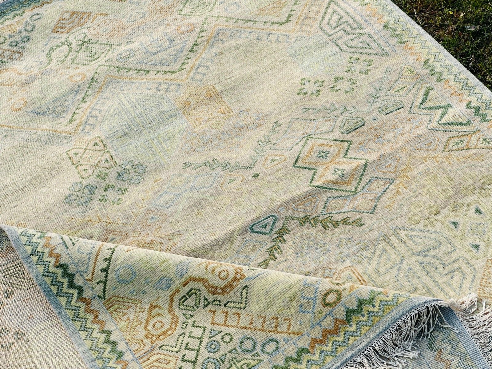 Tapis en laine noué à la main 245 x 305 cm, motif Oushak ivoire et vert sauge photo buy